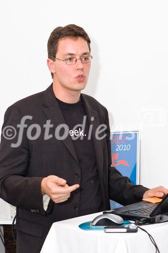 (c) fotodienst / Johannes Brunnbauer | Microsoft lädt zum Presse Dinner - Internet Explorer 9 - The Beauty of the web. Microsoft informiert im Lokal Schon Schön über die weltweite Verfügbarkeit des Internet Explorer 9 Beta. Im Rahmen einer Live-Demo stellt Microsoft den neuen Browser im Detail vor. Außerdem präsentiert Mcirosoft bereits zum Start des IE9 namhafte Szenarien nationaler und internationaler Partner, die auf Technologie und Möglichkeiten des neuen Browsers setzen.