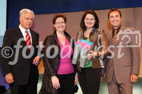 (C) fotodienst/Anna Rauchenberger - Wien, am 04.06.2009 - Heute wurden Betriebe für ihre soziale und ökologische Verantwortung (Corporate Social Responsibility) in den Kategorien Arbeitsplatz, Markt, Gesellschaft und Ökologie mit dem Trigos-Award ausgezeichnet. Die Verleihung fand im Studio 44 der Österreichischen Lotterien statt. FOTO v.l.: Caritaspräsident Franz Küberl, Staatssekretärin Christine Marek, BM für Wirtschaft, Familie und Jugend, Gertrude Schatzdorfer, Schatzdorfer GmbH, Trigos Gewinnerin, Thomas Lutz, Unternehmenssprecher Microsoft Österreich