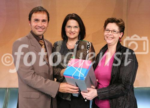 (C) fotodienst/Anna Rauchenberger - Wien, am 04.06.2009 - Heute wurden Betriebe für ihre soziale und ökologische Verantwortung (Corporate Social Responsibility) in den Kategorien Arbeitsplatz, Markt, Gesellschaft und Ökologie mit dem Trigos-Award ausgezeichnet. Die Verleihung fand im Studio 44 der Österreichischen Lotterien statt. FOTO v.l.: Thomas Lutz, Unternehmenssprecher Microsoft Österreich, Gertrude Schatzdorfer, Schatzdorfer GmbH, Trigos Gewinnerin, Staatssekretärin Christine Marek, BM für Wirtschaft, Familie und Jugend