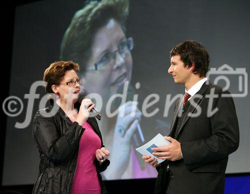 (C) fotodienst/Anna Rauchenberger - Wien, am 04.06.2009 - Heute wurden Betriebe für ihre soziale und ökologische Verantwortung (Corporate Social Responsibility) in den Kategorien Arbeitsplatz, Markt, Gesellschaft und Ökologie mit dem Trigos-Award ausgezeichnet. Die Verleihung fand im Studio 44 der Österreichischen Lotterien statt. FOTO v.l.: Staatssekretärin Christine Marek, BM für Wirtschaft, Familie und Jugend, Moderator