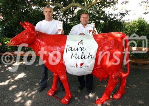 (C) fotodienst/Anna Rauchenberger - Wien 18.07.2006 - IG Milch: Mit der neuen Marke 'A faire Milch' verdienen Bauern statt 30 Cent pro Liter um 10 Cent/Liter mehr. FOTO: Die Biobauern Ewald Grünzweil (Geschäftsführender Obmann der IG Milch) und Beirat Ernst Halbmayr mit Kuh 