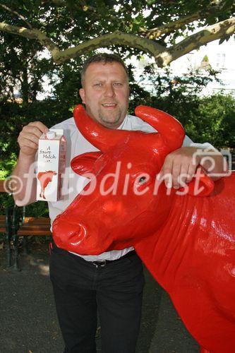 (C) fotodienst/Anna Rauchenberger - Wien 18.07.2006 - IG Milch: Mit der neuen Marke 'A faire Milch' verdienen Bauern statt 30 Cent pro Liter um 10 Cent/Liter mehr. FOTO: Ewald Grünzweil (Geschäftsführender Obmann der IG Milch) mit Kuh 