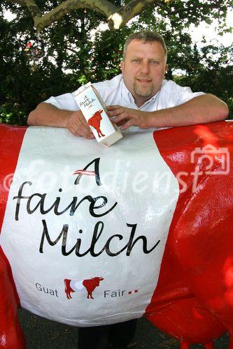 (C) fotodienst/Anna Rauchenberger - Wien 18.07.2006 - IG Milch: Mit der neuen Marke 'A faire Milch' verdienen Bauern statt 30 Cent pro Liter um 10 Cent/Liter mehr. FOTO: Ewald Grünzweil (Geschäftsführender Obmann der IG Milch) mit Kuh 