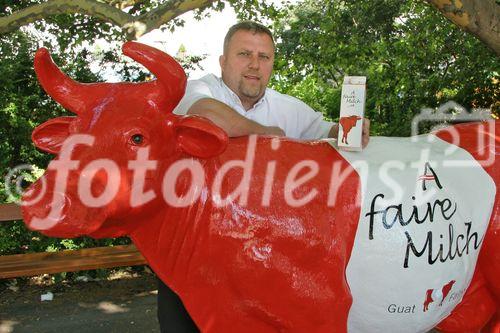 (C) fotodienst/Anna Rauchenberger - Wien 18.07.2006 - IG Milch: Mit der neuen Marke 'A faire Milch' verdienen Bauern statt 30 Cent pro Liter um 10 Cent/Liter mehr. FOTO: Ewald Grünzweil (Geschäftsführender Obmann der IG Milch) mit Kuh 