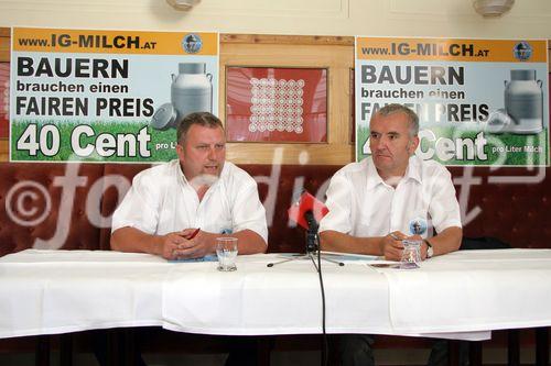 (C) fotodienst/Anna Rauchenberger - Wien 18.07.2006 - IG Milch: Mit der neuen Marke 'A faire Milch' verdienen Bauern statt 30 Cent pro Liter um 10 Cent/Liter mehr. FOTO v.l.: Die Biobauern Ewald Grünzweil (Geschäftsführender Obmann der IG Milch) und Beirat Ernst Halbmayr.