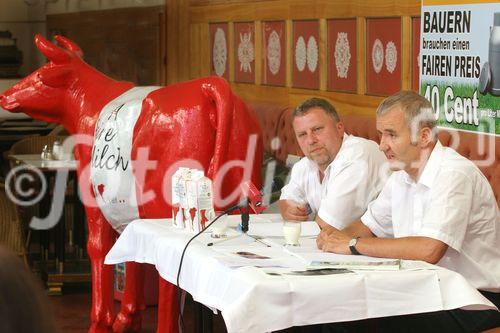 (C) fotodienst/Anna Rauchenberger - Wien 18.07.2006 - IG Milch: Mit der neuen Marke 'A faire Milch' verdienen Bauern statt 30 Cent pro Liter um 10 Cent/Liter mehr. FOTO v.l.: Die Biobauern Ewald Grünzweil (Geschäftsführender Obmann der IG Milch) und Beirat Ernst Halbmayr mit Kuh 