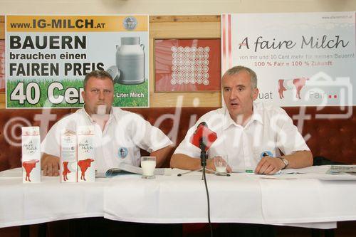 (C) fotodienst/Anna Rauchenberger - Wien 18.07.2006 - IG Milch: Mit der neuen Marke 'A faire Milch' verdienen Bauern statt 30 Cent pro Liter um 10 Cent/Liter mehr. FOTO v.l.: Die Biobauern Ewald Grünzweil (Geschäftsführender Obmann der IG Milch) und Beirat Ernst Halbmayr.