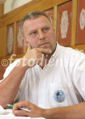 (C) fotodienst/Anna Rauchenberger - Wien 18.07.2006 - IG Milch: Mit der neuen Marke 'A faire Milch' verdienen Bauern statt 30 Cent pro Liter um 10 Cent/Liter mehr. FOTO: Ewald Grünzweil (Geschäftsführender Obmann der IG Milch).