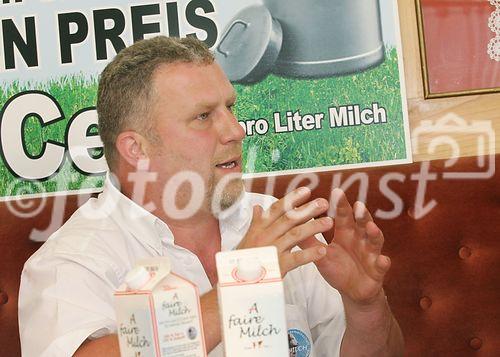 (C) fotodienst/Anna Rauchenberger - Wien 18.07.2006 - IG Milch: Mit der neuen Marke 'A faire Milch' verdienen Bauern statt 30 Cent pro Liter um 10 Cent/Liter mehr. FOTO: Ewald Grünzweil (Geschäftsführender Obmann der IG Milch).