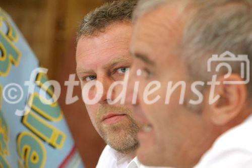 (C) fotodienst/Anna Rauchenberger - Wien 18.07.2006 - IG Milch: Mit der neuen Marke 'A faire Milch' verdienen Bauern statt 30 Cent pro Liter um 10 Cent/Liter mehr. FOTO v.l.: Die Biobauern Ewald Grünzweil (Geschäftsführender Obmann der IG Milch) und Beirat Ernst Halbmayr.