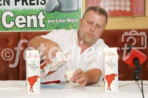 (C) fotodienst/Anna Rauchenberger - Wien 18.07.2006 - IG Milch: Mit der neuen Marke 'A faire Milch' verdienen Bauern statt 30 Cent pro Liter um 10 Cent/Liter mehr. FOTO: Ewald Grünzweil (Geschäftsführender Obmann der IG Milch).