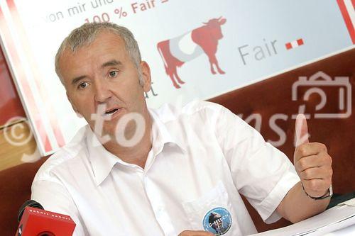 (C) fotodienst/Anna Rauchenberger - Wien 18.07.2006 - IG Milch: Mit der neuen Marke 'A faire Milch' verdienen Bauern statt 30 Cent pro Liter um 10 Cent/Liter mehr. FOTO: Biobauer Ernst Halbmayr (IG Milch Beirat).