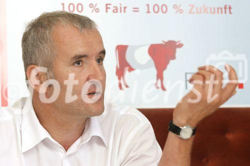 (C) fotodienst/Anna Rauchenberger - Wien 18.07.2006 - IG Milch: Mit der neuen Marke 'A faire Milch' verdienen Bauern statt 30 Cent pro Liter um 10 Cent/Liter mehr. FOTO: Biobauer Ernst Halbmayr (IG Milch Beirat).