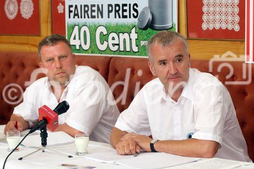 (C) fotodienst/Anna Rauchenberger - Wien 18.07.2006 - IG Milch: Mit der neuen Marke 'A faire Milch' verdienen Bauern statt 30 Cent pro Liter um 10 Cent/Liter mehr. FOTO v.l.: Die Biobauern Ewald Grünzweil (Geschäftsführender Obmann der IG Milch) und Beirat Ernst Halbmayr.