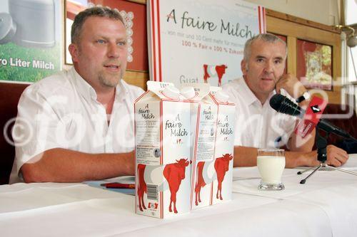 (C) fotodienst/Anna Rauchenberger - Wien 18.07.2006 - IG Milch: Mit der neuen Marke 'A faire Milch' verdienen Bauern statt 30 Cent pro Liter um 10 Cent/Liter mehr. FOTO v.l.: Die Biobauern Ewald Grünzweil (Geschäftsführender Obmann der IG Milch) und Beirat Ernst Halbmayr.