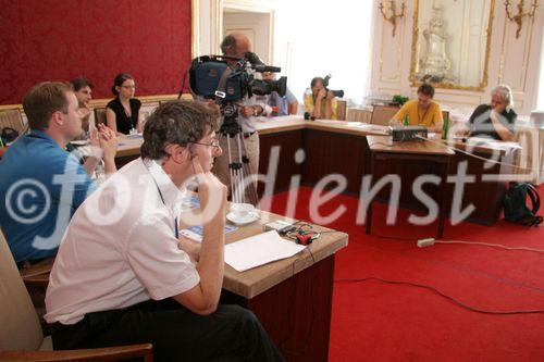 (C) fotodienst/Anna Rauchenberger - Wien 25.07.2006 - Die Konferenz gibt einen Überblick über die neuesten Entwicklungen auf dem Gebiet der Halbleitertechnologie. FOTO: Pressekonferenz.