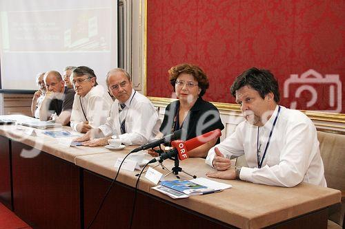 (C) fotodienst/Anna Rauchenberger - Wien 25.07.2006 - Die Konferenz gibt einen Überblick über die neuesten Entwicklungen auf dem Gebiet der Halbleitertechnologie. FOTO v.l.: Phaedon Avouris (IBM), Günther Bauer (Universität Linz, Program Chairman ICPS 2006), Charles Marcus (Harvard University), Klaus v. Klitzing (Max-Plank-Institut für Festkörperforschung, Stuttgart), Erich Gornik (Austrian Research Centers, Chairman ICPS 2006), Elisa Molinari (University of Modena), Lars Samuelson (Lund University). 