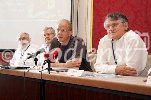 (C) fotodienst/Anna Rauchenberger - Wien 25.07.2006 - Die Konferenz gibt einen Überblick über die neuesten Entwicklungen auf dem Gebiet der Halbleitertechnologie. FOTO v.l.: Phaedon Avouris (IBM), Günther Bauer (Universität Linz, Program Chairman ICPS 2006), Charles Marcus (Harvard University), Klaus v. Klitzing (Max-Plank-Institut für Festkörperforschung, Stuttgart).