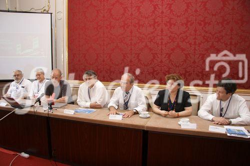 (C) fotodienst/Anna Rauchenberger - Wien 25.07.2006 - Die Konferenz gibt einen Überblick über die neuesten Entwicklungen auf dem Gebiet der Halbleitertechnologie. FOTO v.l.: Phaedon Avouris (IBM), Günther Bauer (Universität Linz, Program Chairman ICPS 2006), Charles Marcus (Harvard University), Klaus v. Klitzing (Max-Plank-Institut für Festkörperforschung, Stuttgart), Erich Gornik (Austrian Research Centers, Chairman ICPS 2006), Elisa Molinari (University of Modena), Lars Samuelson (Lund University). 