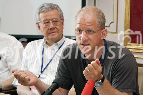 (C) fotodienst/Anna Rauchenberger - Wien 25.07.2006 - Die Konferenz gibt einen Überblick über die neuesten Entwicklungen auf dem Gebiet der Halbleitertechnologie. FOTO v.l.: Günther Bauer (Universität Linz, Program Chairman ICPS 2006), Charles Marcus (Harvard University).