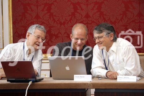 (C) fotodienst/Anna Rauchenberger - Wien 25.07.2006 - Die Konferenz gibt einen Überblick über die neuesten Entwicklungen auf dem Gebiet der Halbleitertechnologie. FOTO v.l.: Günther Bauer (Universität Linz, Program Chairman ICPS 2006), Charles Marcus (Harvard University), Klaus v. Klitzing (Max-Plank-Institut für Festkörperforschung, Stuttgart).