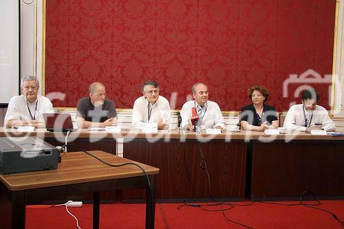 (C) fotodienst/Anna Rauchenberger - Wien 25.07.2006 - Die Konferenz gibt einen Überblick über die neuesten Entwicklungen auf dem Gebiet der Halbleitertechnologie. FOTO v.l.: Günther Bauer (Universität Linz, Program Chairman ICPS 2006), Charles Marcus (Harvard University), Klaus v. Klitzing (Max-Plank-Institut für Festkörperforschung, Stuttgart), Erich Gornik (Austrian Research Centers, Chairman ICPS 2006), Elisa Molinari (University of Modena), Lars Samuelson (Lund University). 