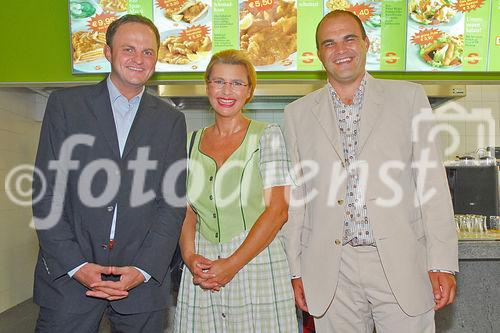 Der neue Flagshipstore in Linz/Urfahr verfügt über eine Fläche von 213 Quadratmetern und bietet 80 Sitzplätze. Foto v.l.:Oliver Platzl (Geschäftsführer Schnitzelhaus RestaurationsgmbH), Ute Klitsch (Gemeinderätin), Alexander Platzl (Geschäftsführer Schnitzelhaus RestaurationsgmbH)