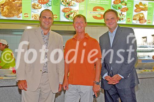 Der neue Flagshipstore in Linz/Urfahr verfügt über eine Fläche von 213 Quadratmetern und bietet 80 Sitzplätze. Foto v.l.:Alexander Platzl (GF SchnitzelhausRestaurationsgmbH), Mittermayr Alexander (Fa. Almi), Oliver Platzl (GF SchnitzelhausRestaurationsgmbH)