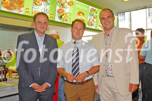 Der neue Flagshipstore in Linz/Urfahr verfügt über eine Fläche von 213 Quadratmetern und bietet 80 Sitzplätze. Foto v.l.:Oliver Platzl (Schnitzelhaus), Mag. Armin Rieder (Volksbank), Alexander Platzl (Schnitzelhaus)