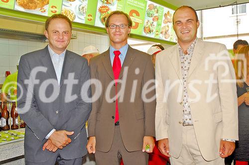 Der neue Flagshipstore in Linz/Urfahr verfügt über eine Fläche von 213 Quadratmetern und bietet 80 Sitzplätze. Foto v.l.:Oliver Platzl (Schnitzelhaus), Mag. Dr. Gernot Hofer (Invest AG) und Alexander Platzl (Schnitzelhaus)