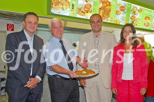 Der neue Flagshipstore in Linz/Urfahr verfügt über eine Fläche von 213 Quadratmetern und bietet 80 Sitzplätze. Foto v.l.:Oliver Platzl (Schnitzelhaus), Abg.z NR Dr. Peter Sonnberger, Alexander Platzl (Schnitzelhaus) und Eva Drahoss (Schnitzelhaus)
