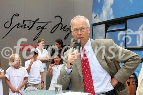 (C) fotodienst/Anna Rauchenberger - Wien 01.08.2006 - Ein bunt gestalteter Doppeldecker-Bus tourt durch Wien. Er bringt Musikinstrumente zum Anfassen und Ausprobieren in Schulen, Kindertagesstätten und andere Jugendeinrichtungen. Das klingende Mozart-Mobil soll Kinder und Jugendliche zum Musizieren animieren. FOTO: Peter Marboe (Intendant WIENER MOZART JAHR 2006) vor dem Klingenden Mozart-Mobil.