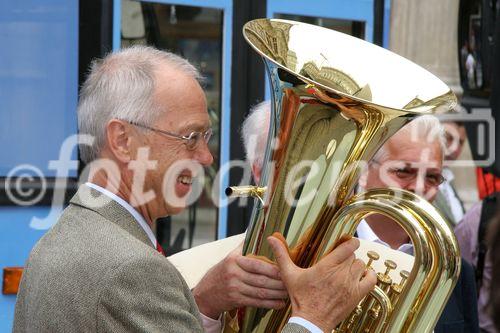 (C) fotodienst/Anna Rauchenberger - Wien 01.08.2006 - Ein bunt gestalteter Doppeldecker-Bus tourt durch Wien. Er bringt Musikinstrumente zum Anfassen und Ausprobieren in Schulen, Kindertagesstätten und andere Jugendeinrichtungen. Das klingende Mozart-Mobil soll Kinder und Jugendliche zum Musizieren animieren. FOTO: Peter Marboe (Intendant WIENER MOZART JAHR 2006) vor dem Klingenden Mozart-Mobil.