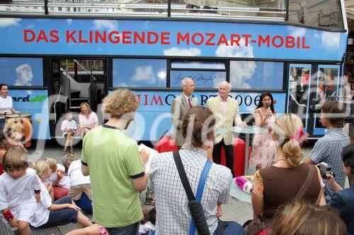 (C) fotodienst/Anna Rauchenberger - Wien 01.08.2006 - Ein bunt gestalteter Doppeldecker-Bus tourt durch Wien. Er bringt Musikinstrumente zum Anfassen und Ausprobieren in Schulen, Kindertagesstätten und andere Jugendeinrichtungen. Das klingende Mozart-Mobil soll Kinder und Jugendliche zum Musizieren animieren. FOTO:  Pressekonferenz mit Peter Marboe (Intendant WIENER MOZART JAHR 2006), Gerd Albrecht (Initiator des Klingenden Museums in Hamburg und Berlin), Katharina Albrecht (GF der Klingenden Mobil GmbH, Berlin) vor dem Klingenden Mozart-Mobil.