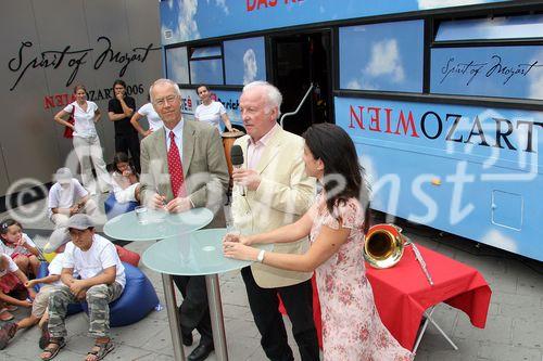 (C) fotodienst/Anna Rauchenberger - Wien 01.08.2006 - Ein bunt gestalteter Doppeldecker-Bus tourt durch Wien. Er bringt Musikinstrumente zum Anfassen und Ausprobieren in Schulen, Kindertagesstätten und andere Jugendeinrichtungen. Das klingende Mozart-Mobil soll Kinder und Jugendliche zum Musizieren animieren. FOTO v.l.: Peter Marboe (Intendant WIENER MOZART JAHR 2006), Gerd Albrecht (Initiator des Klingenden Museums in Hamburg und Berlin), Katharina Albrecht (GF der Klingenden Mobil GmbH, Berlin) vor dem Klingenden Mozart-Mobil.