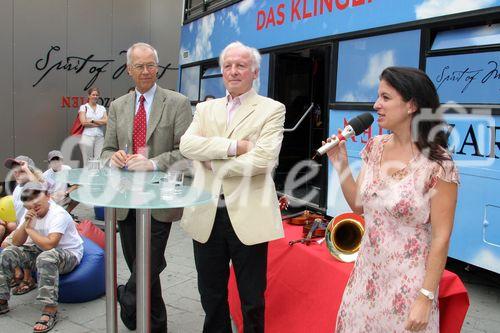 (C) fotodienst/Anna Rauchenberger - Wien 01.08.2006 - Ein bunt gestalteter Doppeldecker-Bus tourt durch Wien. Er bringt Musikinstrumente zum Anfassen und Ausprobieren in Schulen, Kindertagesstätten und andere Jugendeinrichtungen. Das klingende Mozart-Mobil soll Kinder und Jugendliche zum Musizieren animieren. FOTO v.l.: Peter Marboe (Intendant WIENER MOZART JAHR 2006), Gerd Albrecht (Initiator des Klingenden Museums in Hamburg und Berlin), Katharina Albrecht (GF der Klingenden Mobil GmbH, Berlin) vor dem Klingenden Mozart-Mobil.