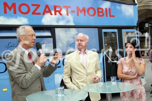 (C) fotodienst/Anna Rauchenberger - Wien 01.08.2006 - Ein bunt gestalteter Doppeldecker-Bus tourt durch Wien. Er bringt Musikinstrumente zum Anfassen und Ausprobieren in Schulen, Kindertagesstätten und andere Jugendeinrichtungen. Das klingende Mozart-Mobil soll Kinder und Jugendliche zum Musizieren animieren. FOTO v.l.: Peter Marboe (Intendant WIENER MOZART JAHR 2006), Gerd Albrecht (Initiator des Klingenden Museums in Hamburg und Berlin), Katharina Albrecht (GF der Klingenden Mobil GmbH, Berlin) vor dem Klingenden Mozart-Mobil.