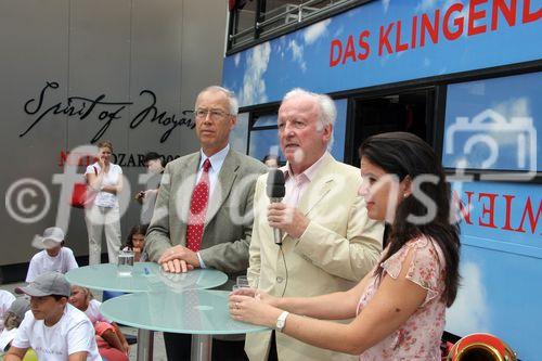 (C) fotodienst/Anna Rauchenberger - Wien 01.08.2006 - Ein bunt gestalteter Doppeldecker-Bus tourt durch Wien. Er bringt Musikinstrumente zum Anfassen und Ausprobieren in Schulen, Kindertagesstätten und andere Jugendeinrichtungen. Das klingende Mozart-Mobil soll Kinder und Jugendliche zum Musizieren animieren. FOTO v.l.: Peter Marboe (Intendant WIENER MOZART JAHR 2006), Gerd Albrecht (Initiator des Klingenden Museums in Hamburg und Berlin), Katharina Albrecht (GF der Klingenden Mobil GmbH, Berlin) vor dem Klingenden Mozart-Mobil.