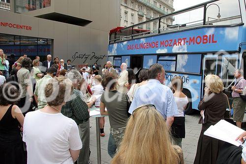 (C) fotodienst/Anna Rauchenberger - Wien 01.08.2006 - Ein bunt gestalteter Doppeldecker-Bus tourt durch Wien. Er bringt Musikinstrumente zum Anfassen und Ausprobieren in Schulen, Kindertagesstätten und andere Jugendeinrichtungen. Das klingende Mozart-Mobil soll Kinder und Jugendliche zum Musizieren animieren. FOTO:  Pressekonferenz mit Peter Marboe (Intendant WIENER MOZART JAHR 2006), Gerd Albrecht (Initiator des Klingenden Museums in Hamburg und Berlin), Katharina Albrecht (GF der Klingenden Mobil GmbH, Berlin) vor dem Klingenden Mozart-Mobil.