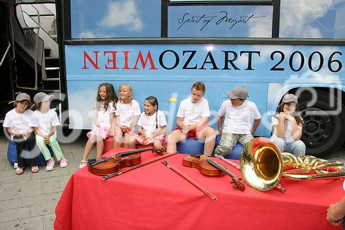 (C) fotodienst/Anna Rauchenberger - Wien 01.08.2006 - Ein bunt gestalteter Doppeldecker-Bus tourt durch Wien. Er bringt Musikinstrumente zum Anfassen und Ausprobieren in Schulen, Kindertagesstätten und andere Jugendeinrichtungen. Das klingende Mozart-Mobil soll Kinder und Jugendliche zum Musizieren animieren. FOTO: begeistete zukünftige Musiker vor dem Mozart-Mobil.