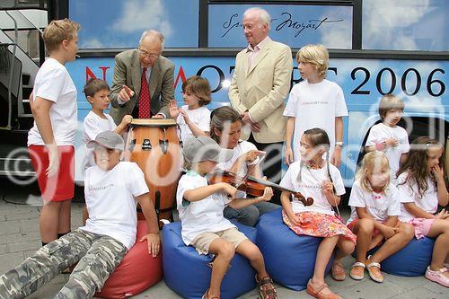 (C) fotodienst/Anna Rauchenberger - Wien 01.08.2006 - Ein bunt gestalteter Doppeldecker-Bus tourt durch Wien. Er bringt Musikinstrumente zum Anfassen und Ausprobieren in Schulen, Kindertagesstätten und andere Jugendeinrichtungen. Das klingende Mozart-Mobil soll Kinder und Jugendliche zum Musizieren animieren. FOTO: Peter Marboe (Intendant WIENER MOZART JAHR 2006, links), Gerd Albrecht (Initiator des Klingenden Museums in Hamburg und Berlin) und begeistete zukünftige Musiker vor dem Klingenden Mozart-Mobil.