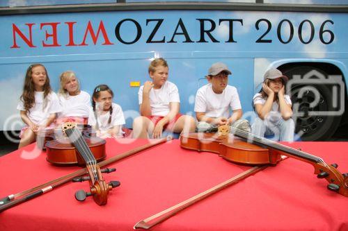 (C) fotodienst/Anna Rauchenberger - Wien 01.08.2006 - Ein bunt gestalteter Doppeldecker-Bus tourt durch Wien. Er bringt Musikinstrumente zum Anfassen und Ausprobieren in Schulen, Kindertagesstätten und andere Jugendeinrichtungen. Das klingende Mozart-Mobil soll Kinder und Jugendliche zum Musizieren animieren. FOTO: begeisteter zukünftiger Musiker vor dem Klingenden Mozart-Mobil.