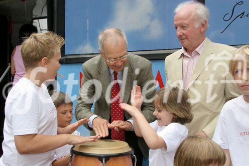 (C) fotodienst/Anna Rauchenberger - Wien 01.08.2006 - Ein bunt gestalteter Doppeldecker-Bus tourt durch Wien. Er bringt Musikinstrumente zum Anfassen und Ausprobieren in Schulen, Kindertagesstätten und andere Jugendeinrichtungen. Das klingende Mozart-Mobil soll Kinder und Jugendliche zum Musizieren animieren. FOTO: Peter Marboe (Intendant WIENER MOZART JAHR 2006, links), Gerd Albrecht (Initiator des Klingenden Museums in Hamburg und Berlin) und begeistete zukünftige Musiker.