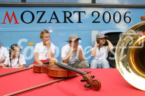 (C) fotodienst/Anna Rauchenberger - Wien 01.08.2006 - Ein bunt gestalteter Doppeldecker-Bus tourt durch Wien. Er bringt Musikinstrumente zum Anfassen und Ausprobieren in Schulen, Kindertagesstätten und andere Jugendeinrichtungen. Das klingende Mozart-Mobil soll Kinder und Jugendliche zum Musizieren animieren. FOTO: begeisteter zukünftiger Musiker vor dem Klingenden Mozart-Mobil.