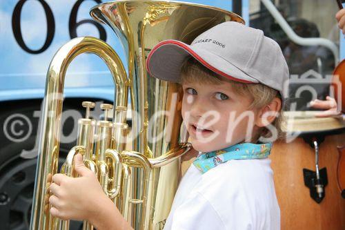 (C) fotodienst/Anna Rauchenberger - Wien 01.08.2006 - Ein bunt gestalteter Doppeldecker-Bus tourt durch Wien. Er bringt Musikinstrumente zum Anfassen und Ausprobieren in Schulen, Kindertagesstätten und andere Jugendeinrichtungen. Das klingende Mozart-Mobil soll Kinder und Jugendliche zum Musizieren animieren. FOTO: begeisteter zukünftiger Musiker.