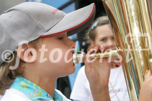 (C) fotodienst/Anna Rauchenberger - Wien 01.08.2006 - Ein bunt gestalteter Doppeldecker-Bus tourt durch Wien. Er bringt Musikinstrumente zum Anfassen und Ausprobieren in Schulen, Kindertagesstätten und andere Jugendeinrichtungen. Das klingende Mozart-Mobil soll Kinder und Jugendliche zum Musizieren animieren. FOTO: begeisteter zukünftiger Musiker.