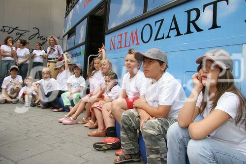 (C) fotodienst/Anna Rauchenberger - Wien 01.08.2006 - Ein bunt gestalteter Doppeldecker-Bus tourt durch Wien. Er bringt Musikinstrumente zum Anfassen und Ausprobieren in Schulen, Kindertagesstätten und andere Jugendeinrichtungen. Das klingende Mozart-Mobil soll Kinder und Jugendliche zum Musizieren animieren. FOTO: begeistete zukünftige Musiker vor dem Mozart-Mobil.