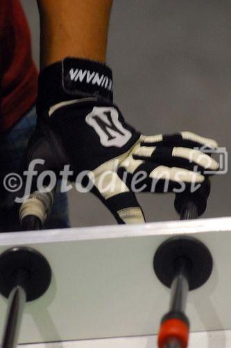 (C) fotodienst/Walter Vymyslicky - Tulln, 29.07.2006 - FOTO.: Angespannte Hände beim Tischfussballweltmeisterschaften in Tulln