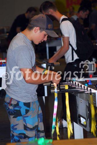 (C) fotodienst/Walter Vymyslicky - Tulln, 29.07.2006 - FOTO.: Die Griffe werden rutschsicher gemacht