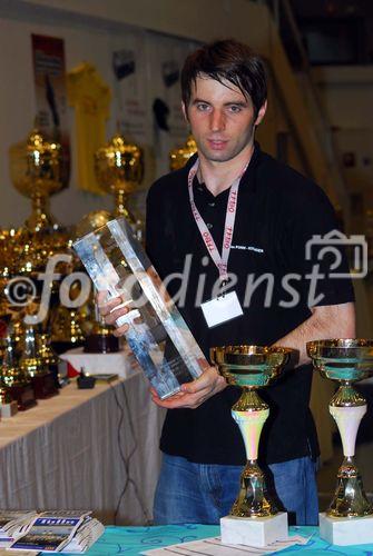 (C) fotodienst/Walter Vymyslicky - Tulln, 29.07.2006 - FOTO.: Koordinator Florian Pohn-Weidinger mit einem der zahlreichen Pokale